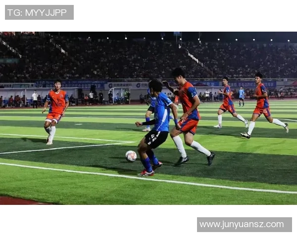 绿茵鏖战汗水飞扬足球球星衣服沾满泥土见证拼搏荣耀