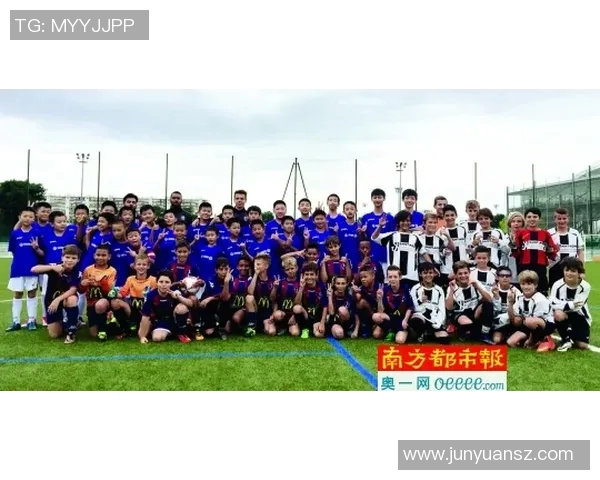 传奇足球球星汇聚一堂共襄盛举合影留念展现辉煌时代风采 传奇足球球星汇聚一堂共襄盛举合影留念展现辉煌时代风采