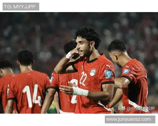 足球星赛场高光镜头全景呈现带你感受激情与力量交织 足球星赛场高光镜头全景呈现带你感受激情与力量交织